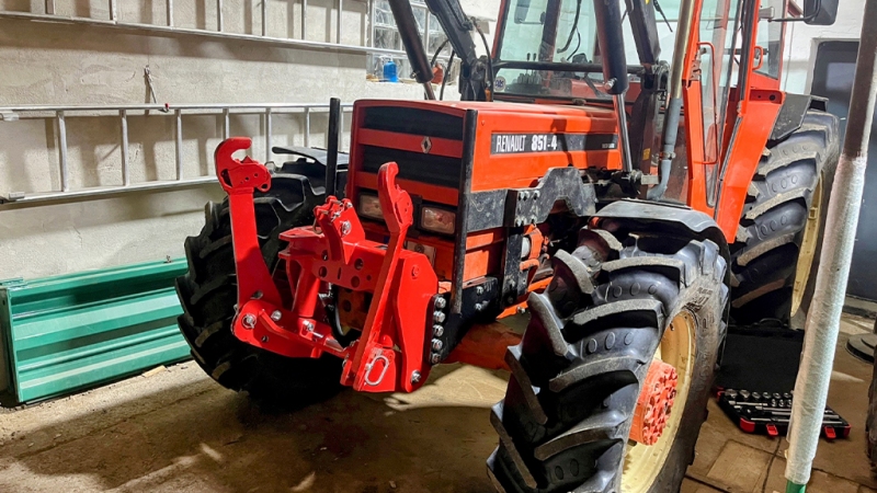UNIVERZALNI KIT PREDNJA ČELNA HIDRAVLIKA 2KAT ZA TRAKTOR 1500kg RDEČA (RAL-3000)