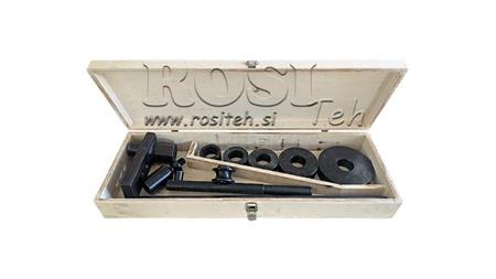 OUTIL POUR PLIER DES TUBES EN MÉTAL